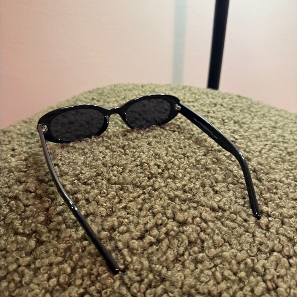 Classic‎ Black Sunglasses - Picture 5 of 8